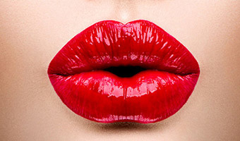 Как быстро вылечить обветренные губы?